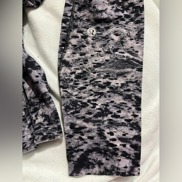 Lululemon leggings size 2 - Picture 3 of 7